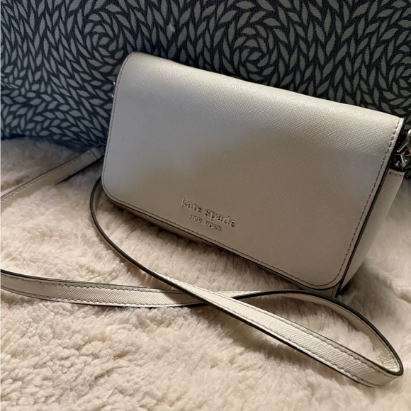 kate spade Handbags - Kate Spade Cream Crossbody Bag